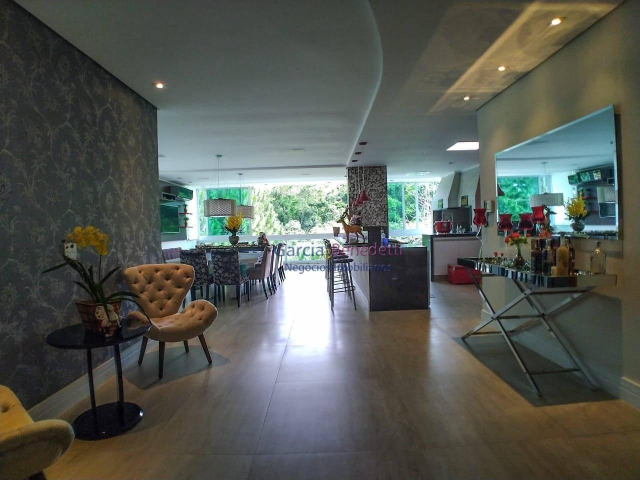 Casa de luxo em condomínio: 5 quartos, 5 suítes, 3 salas, 6 