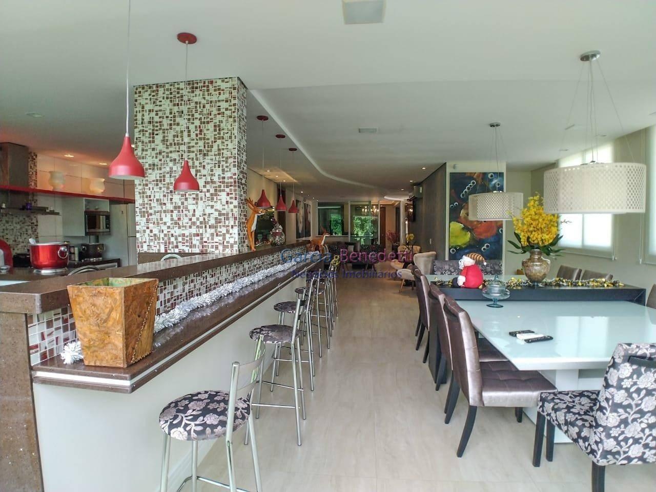 Casa de luxo em condomínio: 5 quartos, 5 suítes, 3 salas, 6 