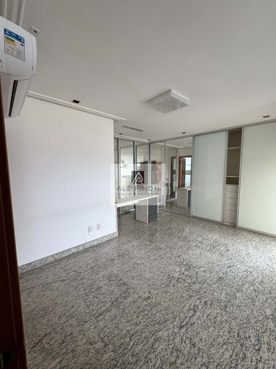 Apartamento de luxo para venda ou locação em Belém-PA, bairro Umarizal, 3 quartos, 3 suítes, 3 salas, 2 vagas, 185m².