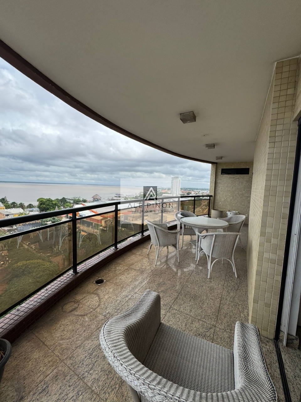 Apartamento de luxo para venda ou locação em Belém-PA, bairro Umarizal, 3 quartos, 3 suítes, 3 salas, 2 vagas, 185m².