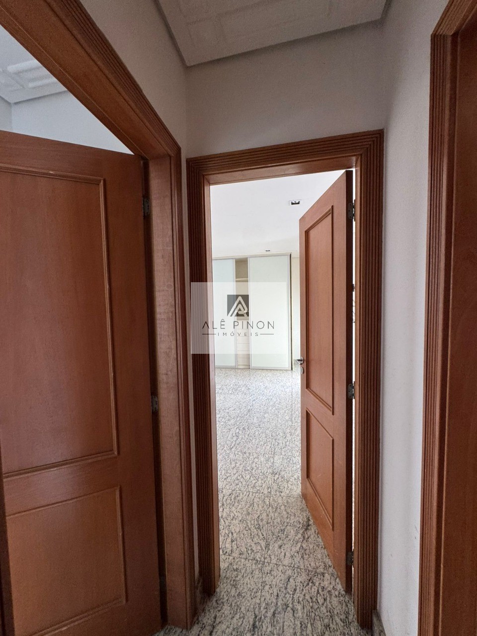 Apartamento de luxo para venda ou locação em Belém-PA, bairro Umarizal, 3 quartos, 3 suítes, 3 salas, 2 vagas, 185m².