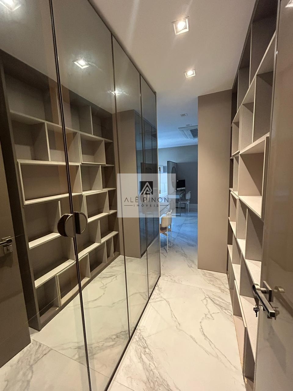 Espetacular apartamento à venda em Belém-PA, bairro Umarizal: 3 quartos, 3 suítes, 1 sala, 5 banheiros, 3 vagas de garagem, 200m²