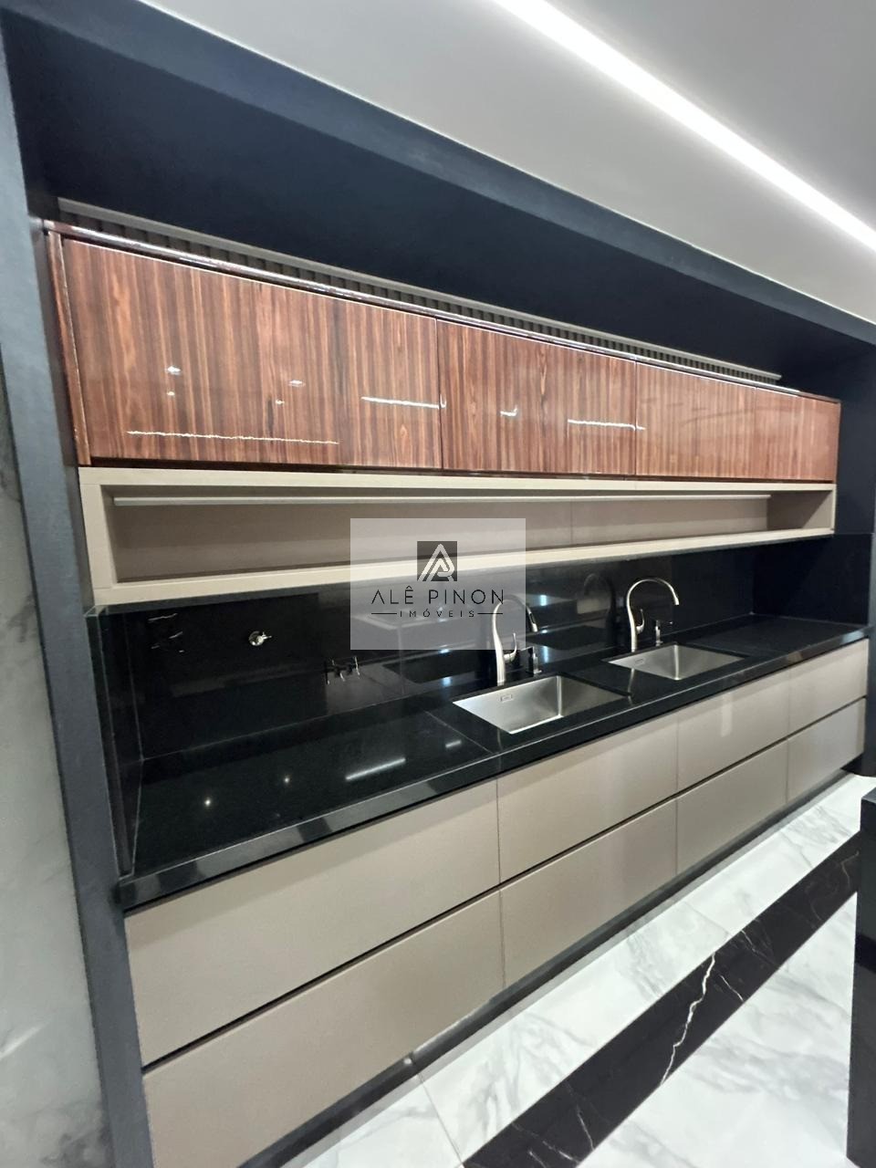 Espetacular apartamento à venda em Belém-PA, bairro Umarizal: 3 quartos, 3 suítes, 1 sala, 5 banheiros, 3 vagas de garagem, 200m²