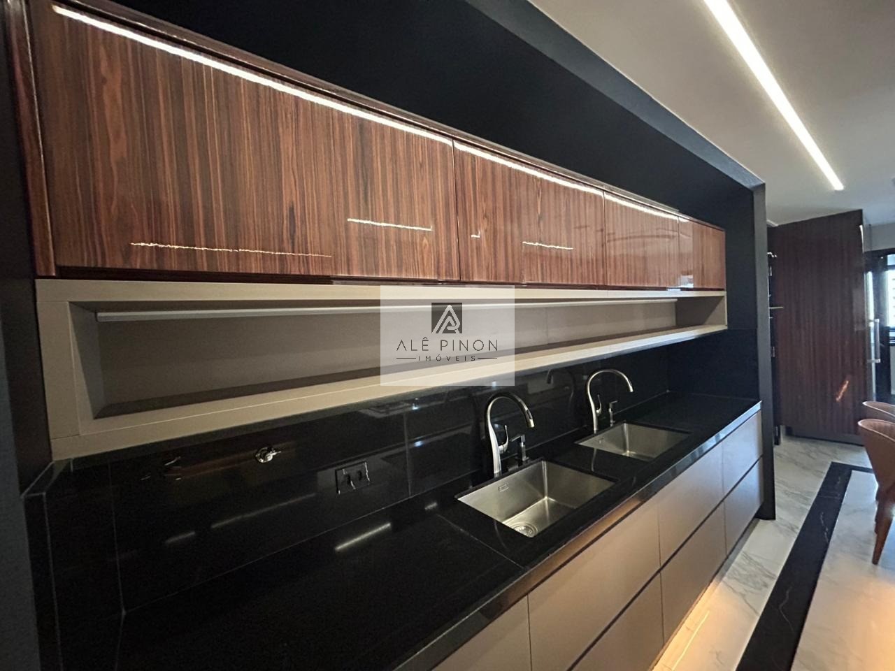 Espetacular apartamento à venda em Belém-PA, bairro Umarizal: 3 quartos, 3 suítes, 1 sala, 5 banheiros, 3 vagas de garagem, 200m²