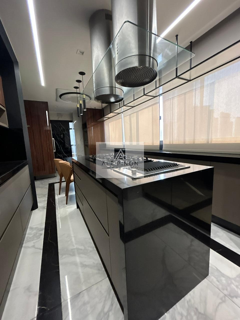 Espetacular apartamento à venda em Belém-PA, bairro Umarizal: 3 quartos, 3 suítes, 1 sala, 5 banheiros, 3 vagas de garagem, 200m²