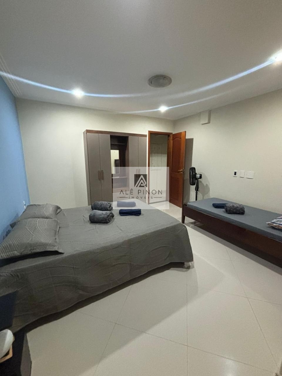 Imponente residência de luxo com 4 suítes e 3 vagas em condo