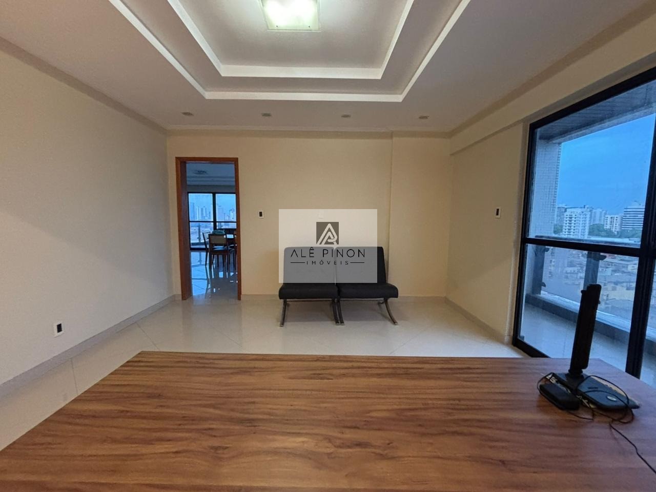 Imponente residência de luxo com 4 suítes e 3 vagas em condomínio exclusivo em Batista Campos, Belém-PA