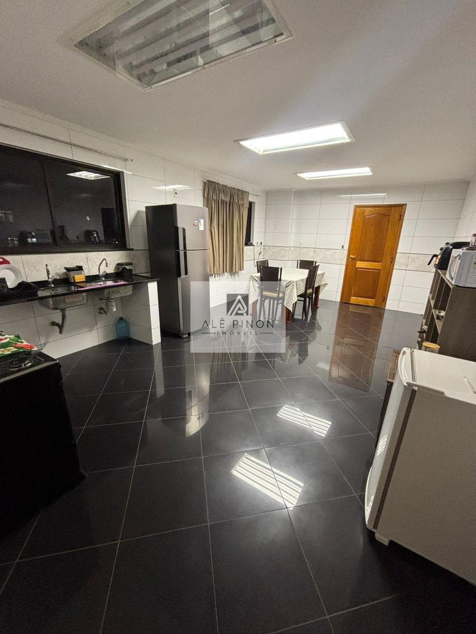 Imponente residência de luxo com 4 suítes e 3 vagas em condomínio exclusivo em Batista Campos, Belém-PA