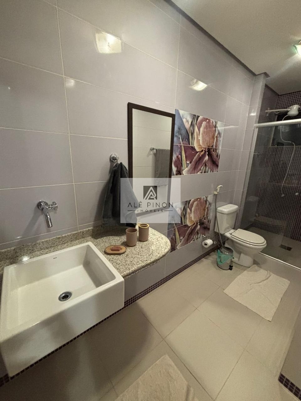 Imponente residência de luxo com 4 suítes e 3 vagas em condo