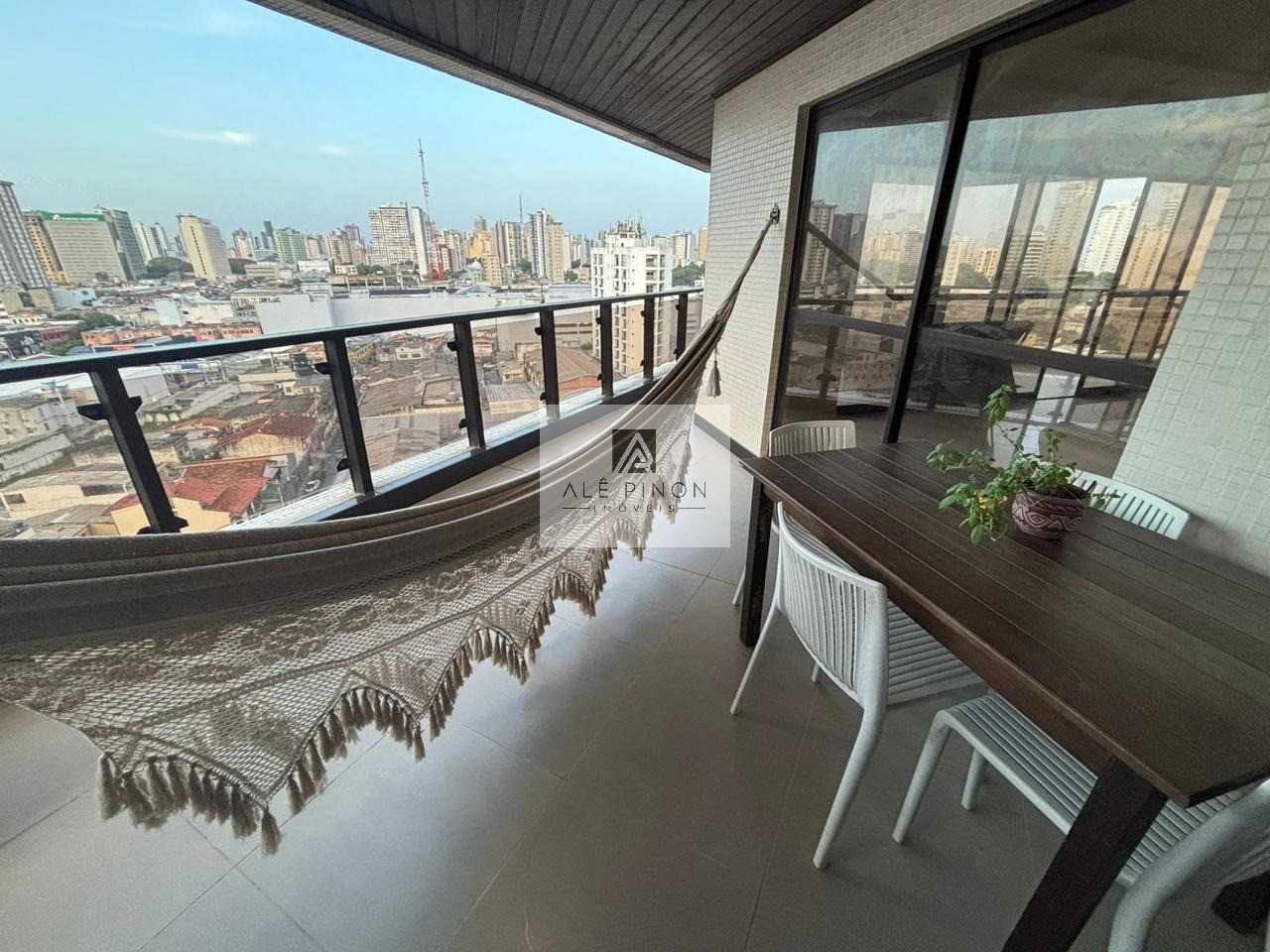 Imponente residência de luxo com 4 suítes e 3 vagas em condomínio exclusivo em Batista Campos, Belém-PA