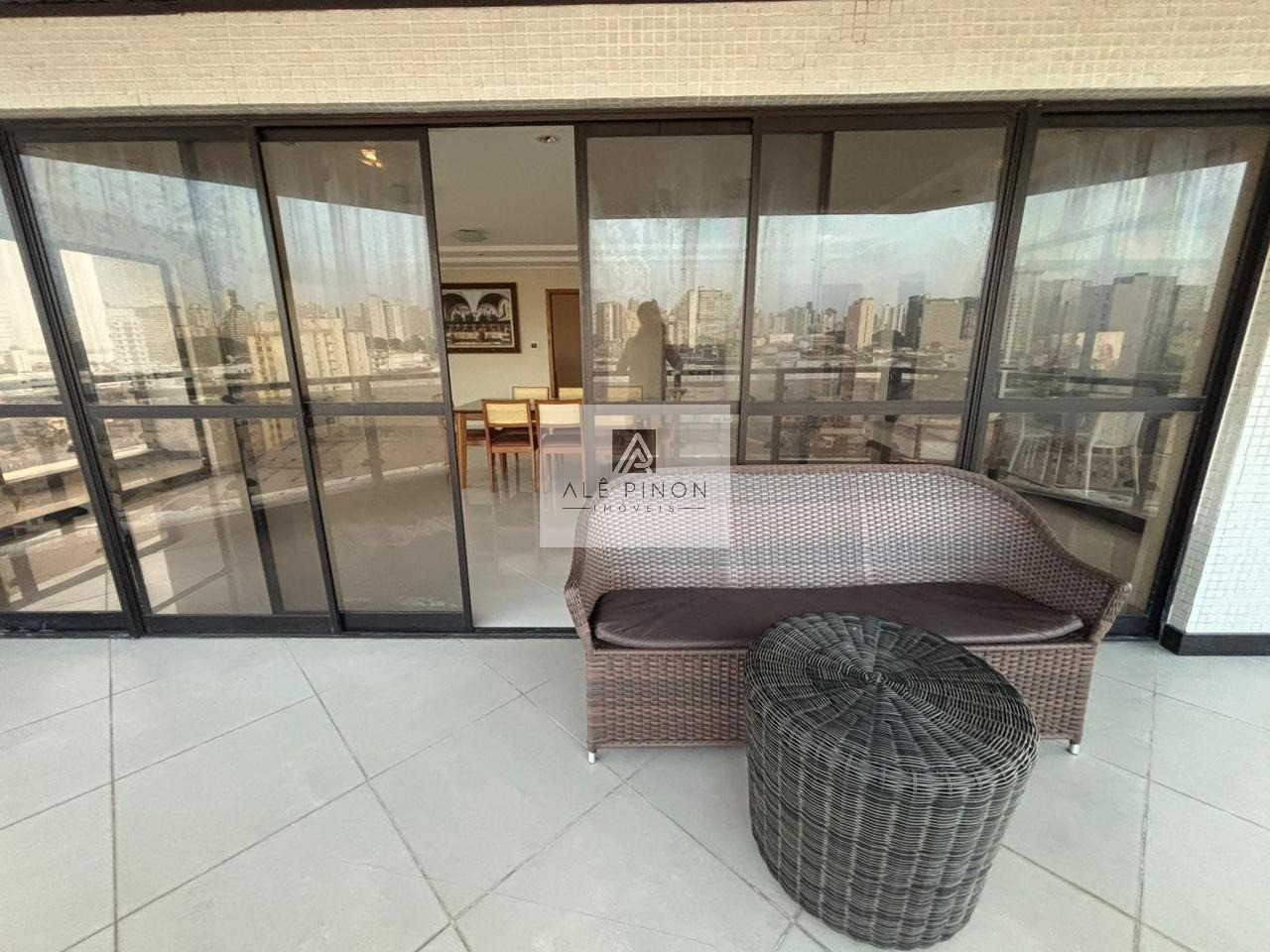 Imponente residência de luxo com 4 suítes e 3 vagas em condomínio exclusivo em Batista Campos, Belém-PA