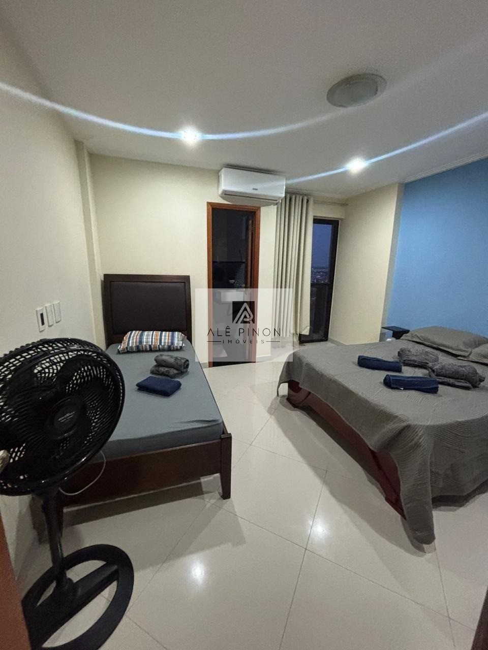 Imponente residência de luxo com 4 suítes e 3 vagas em condo