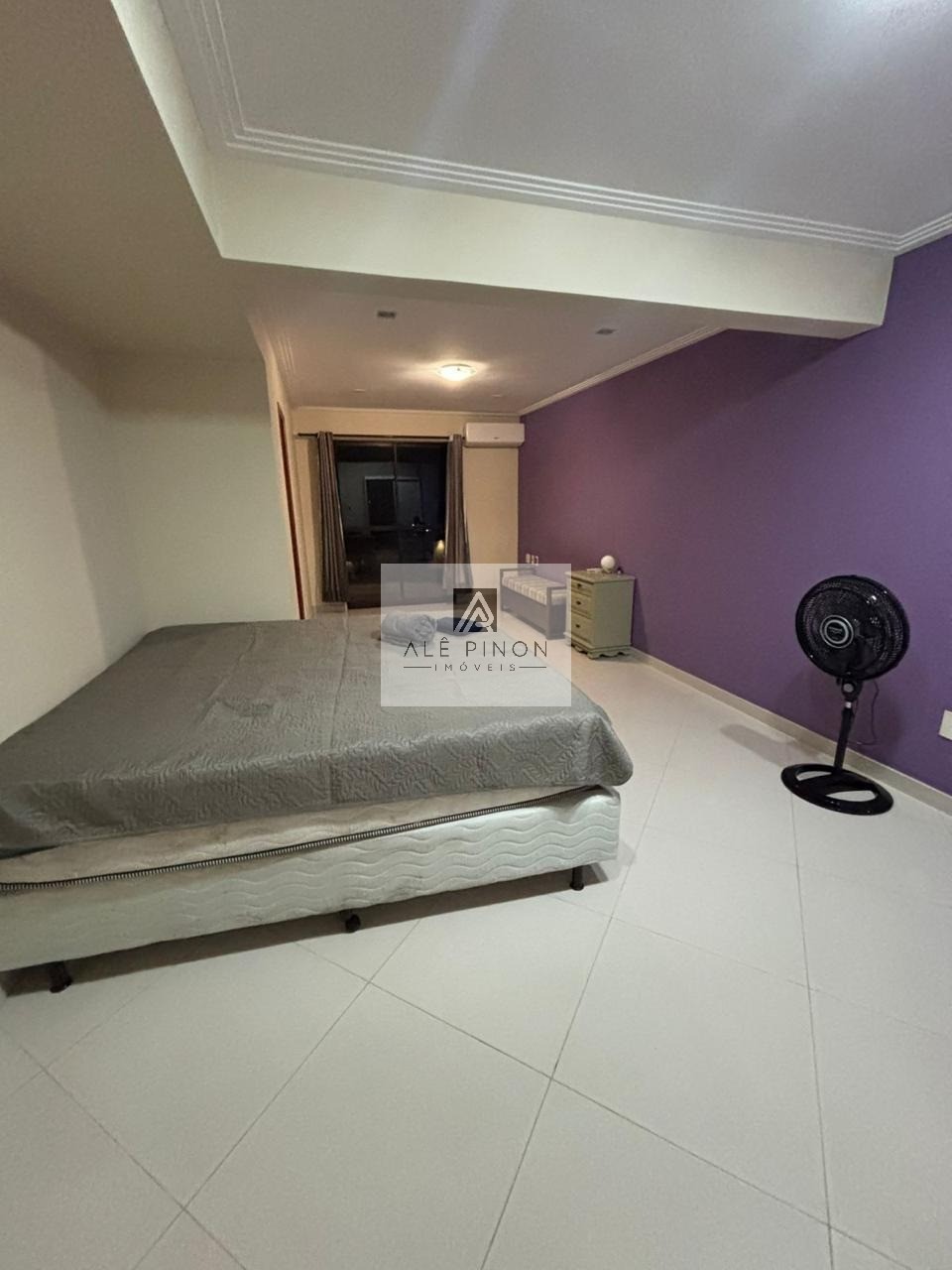 Imponente residência de luxo com 4 suítes e 3 vagas em condo