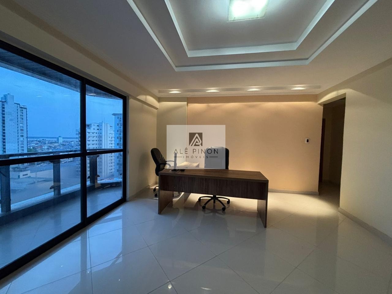 Imponente residência de luxo com 4 suítes e 3 vagas em condomínio exclusivo em Batista Campos, Belém-PA