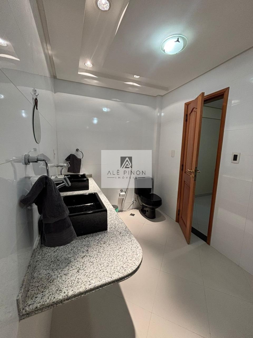 Imponente residência de luxo com 4 suítes e 3 vagas em condo