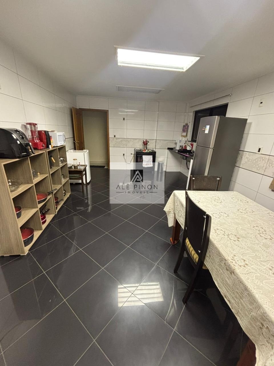 Imponente residência de luxo com 4 suítes e 3 vagas em condomínio exclusivo em Batista Campos, Belém-PA