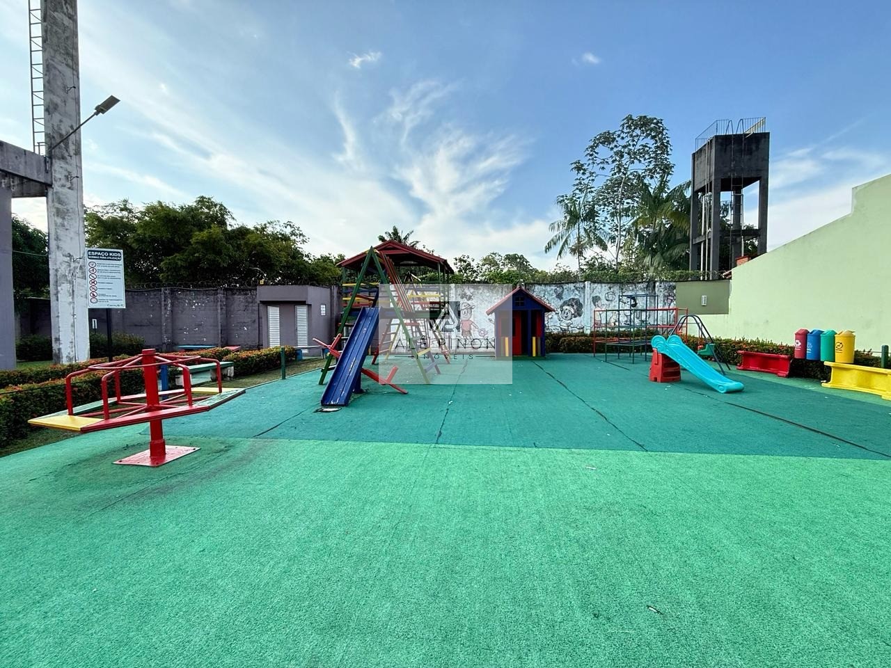 Casa de Luxo em Condomínio no Parque Verde, Belém-PA: 4 Quartos, 1 Suíte, 2 Banheiros, 4 Vagas, 180m². Venha Conferir!