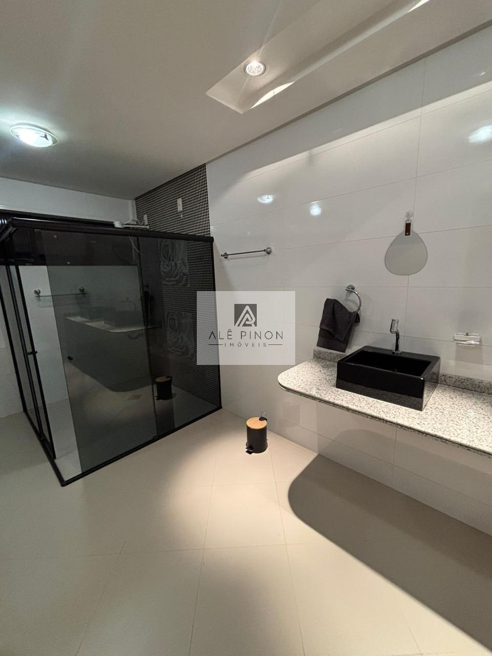 Imponente residência de luxo com 4 suítes e 3 vagas em condo