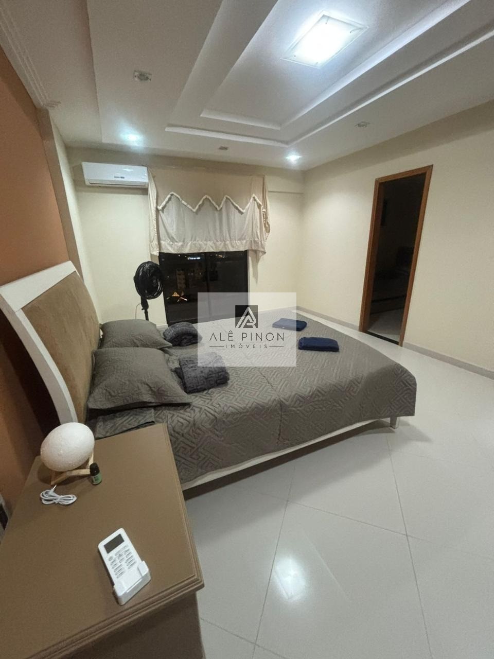 Imponente residência de luxo com 4 suítes e 3 vagas em condo