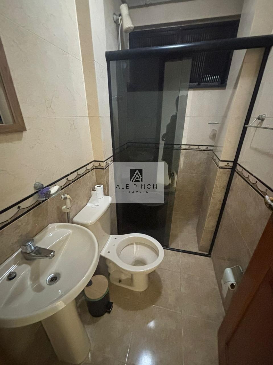 Imponente residência de luxo com 4 suítes e 3 vagas em condo