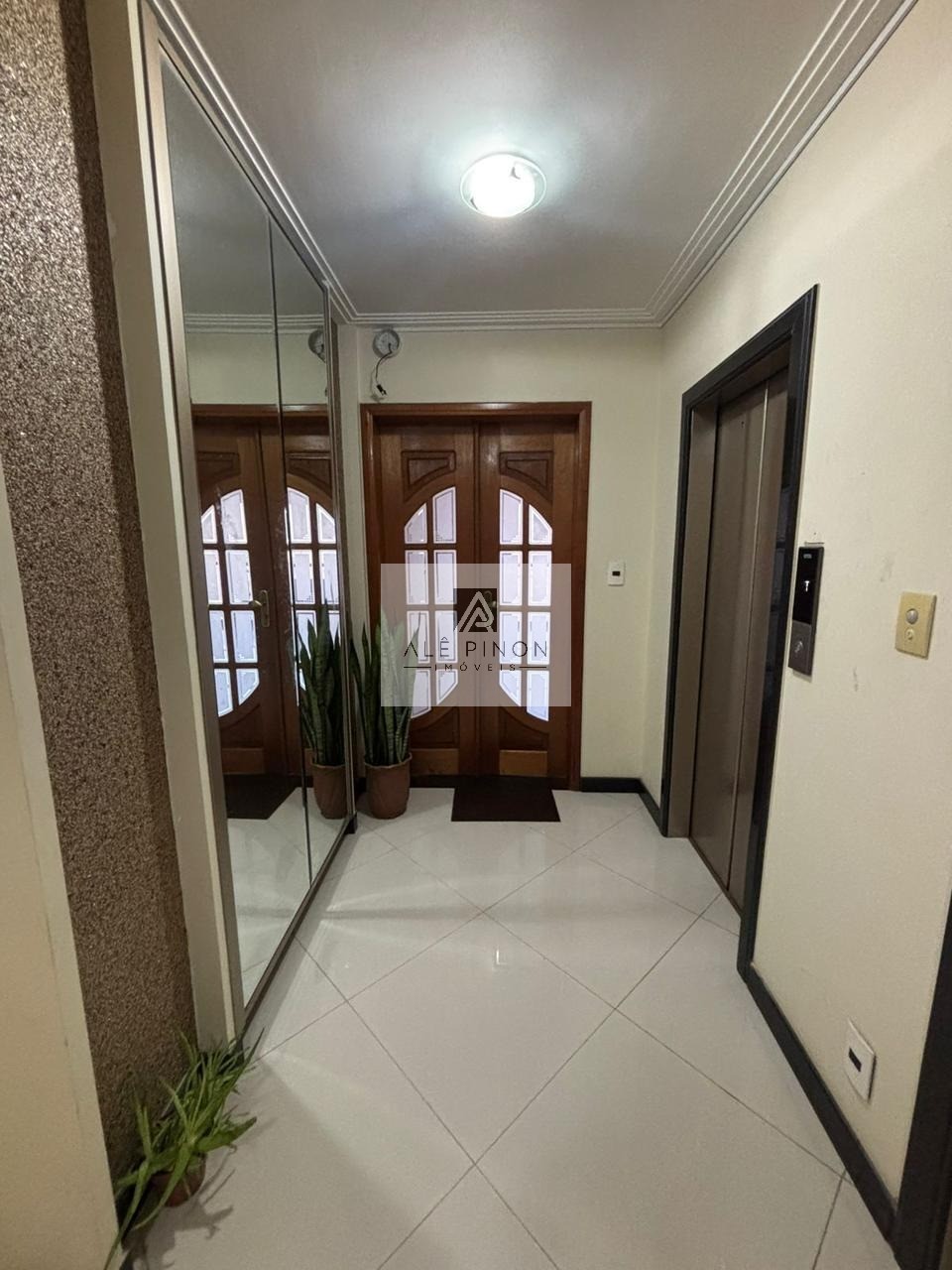 Imponente residência de luxo com 4 suítes e 3 vagas em condomínio exclusivo em Batista Campos, Belém-PA