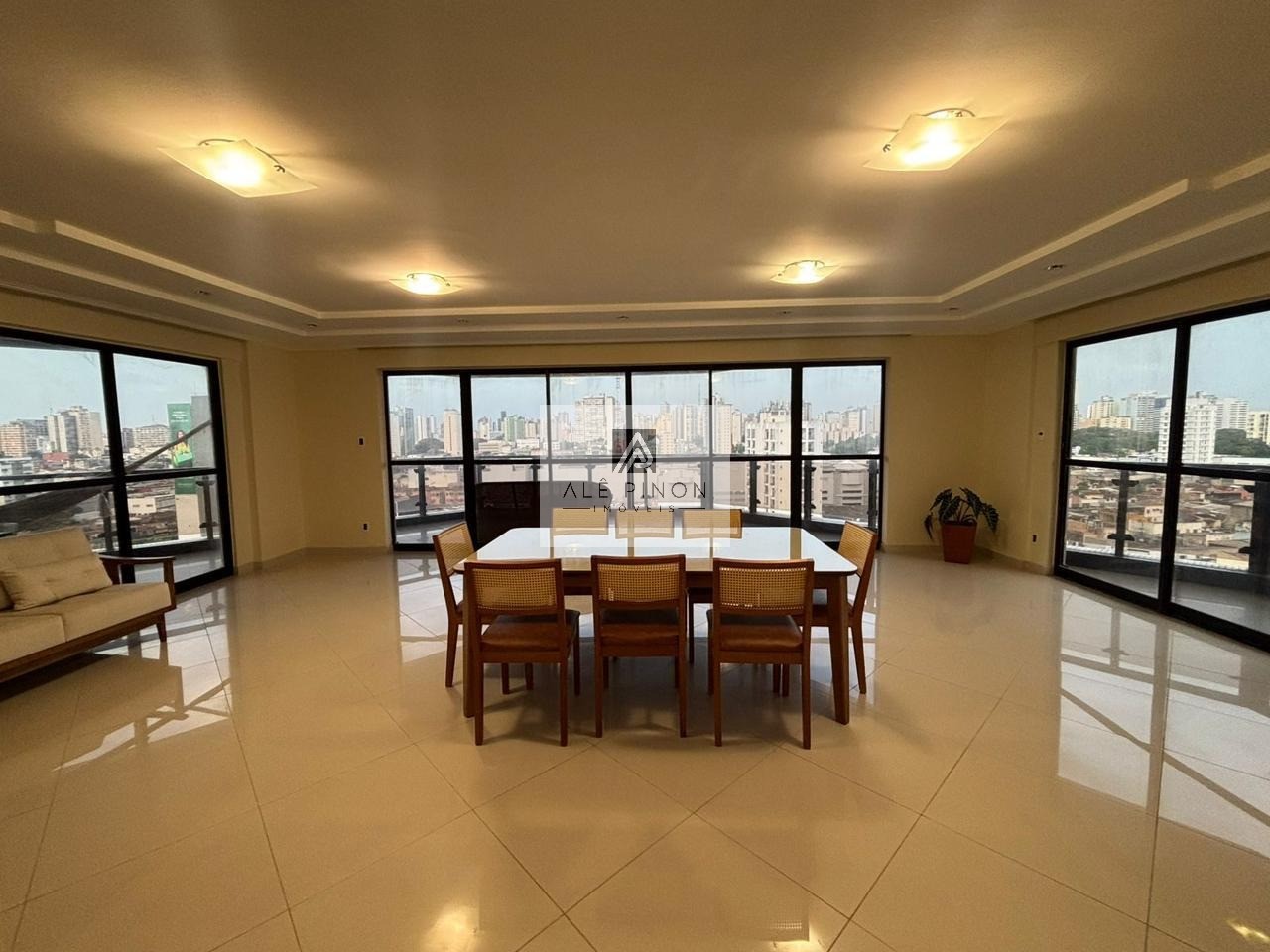 Imponente residência de luxo com 4 suítes e 3 vagas em condomínio exclusivo em Batista Campos, Belém-PA