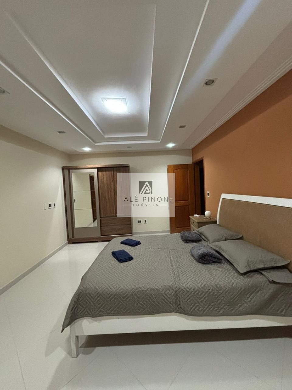 Imponente residência de luxo com 4 suítes e 3 vagas em condo