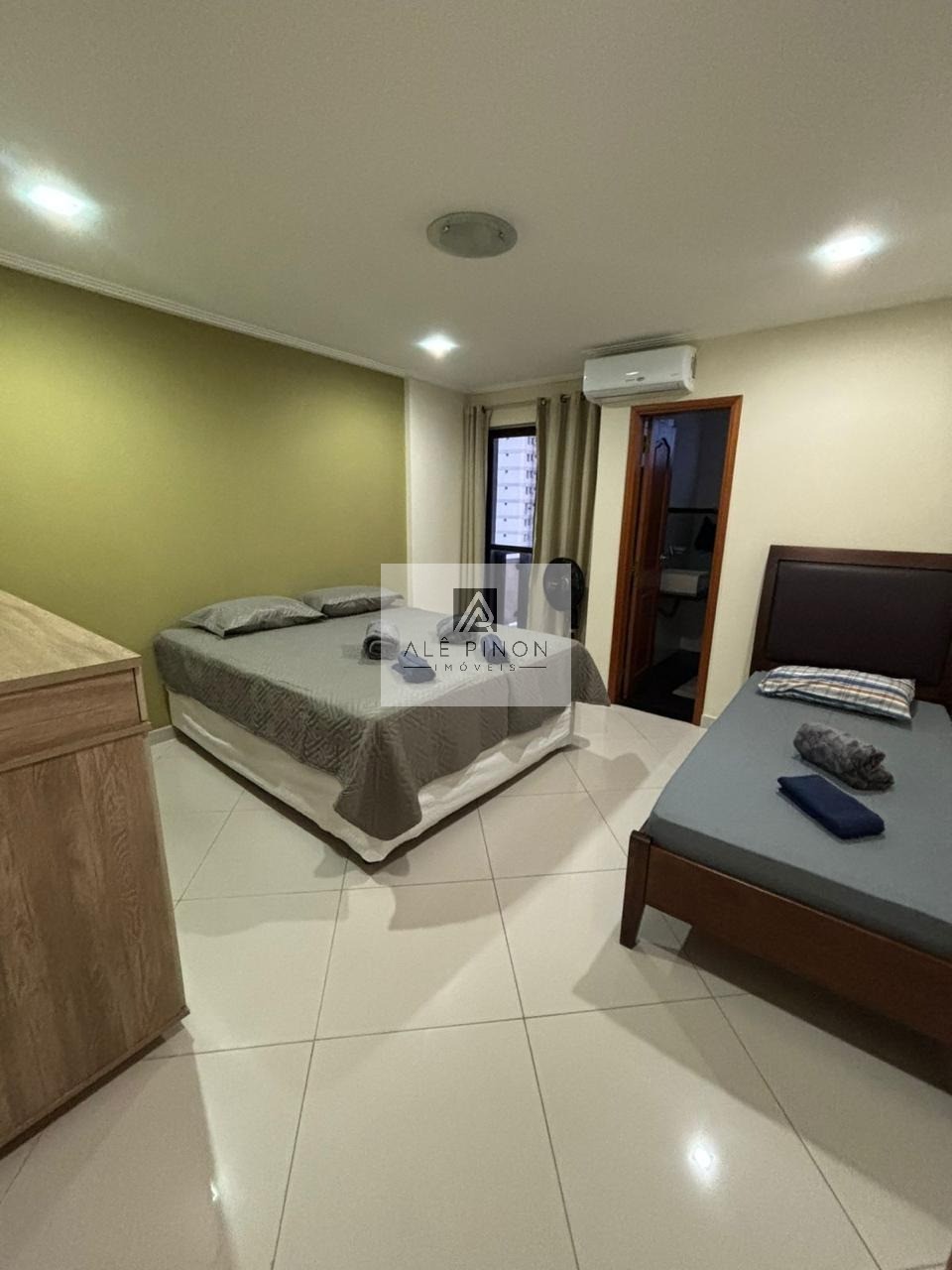 Imponente residência de luxo com 4 suítes e 3 vagas em condo