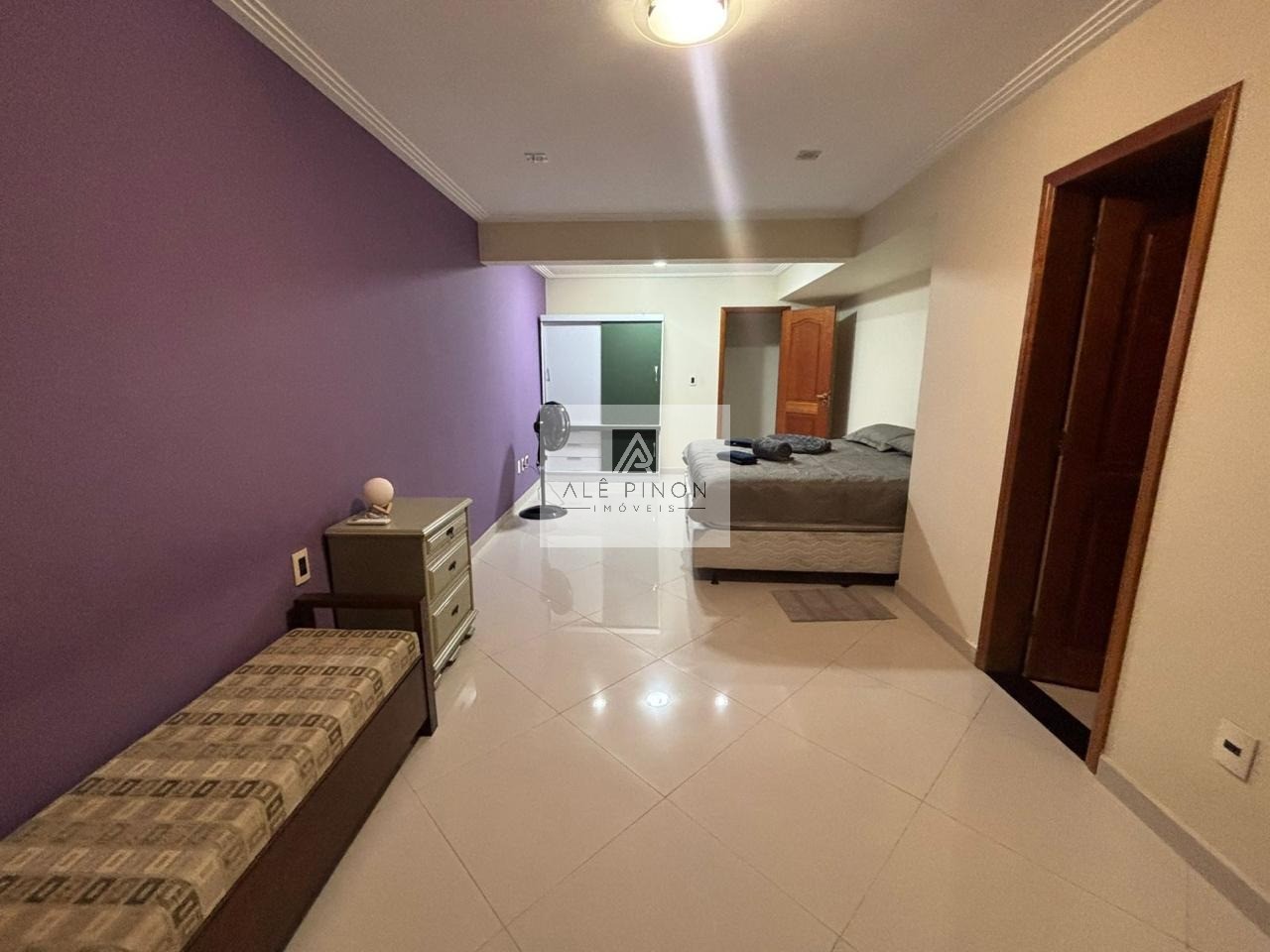 Imponente residência de luxo com 4 suítes e 3 vagas em condo