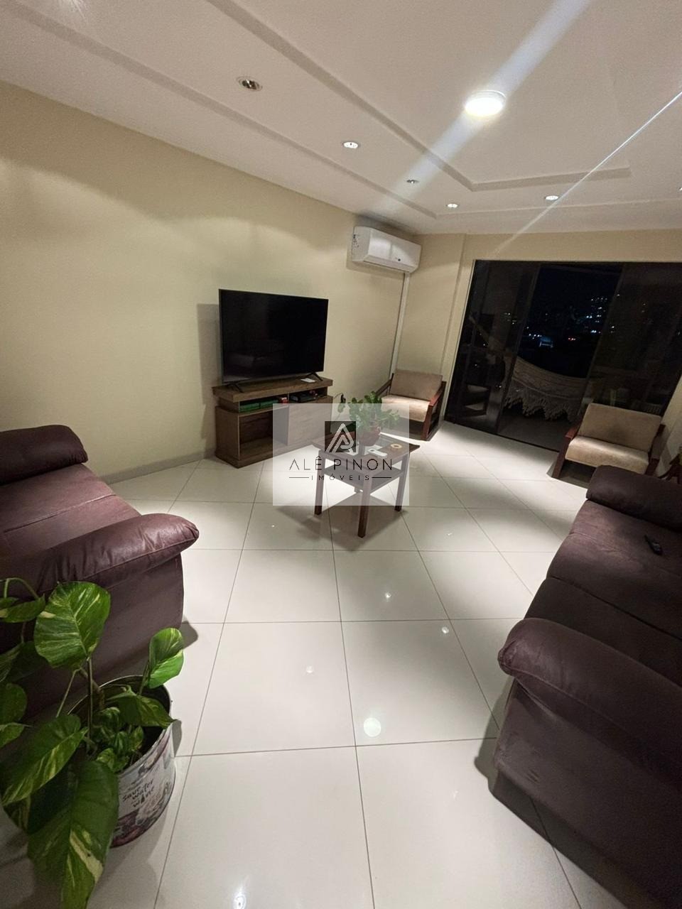 Imponente residência de luxo com 4 suítes e 3 vagas em condo