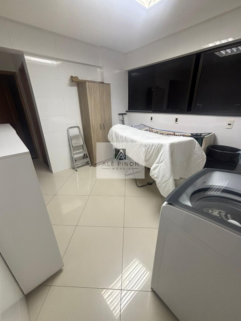 Imponente residência de luxo com 4 suítes e 3 vagas em condomínio exclusivo em Batista Campos, Belém-PA