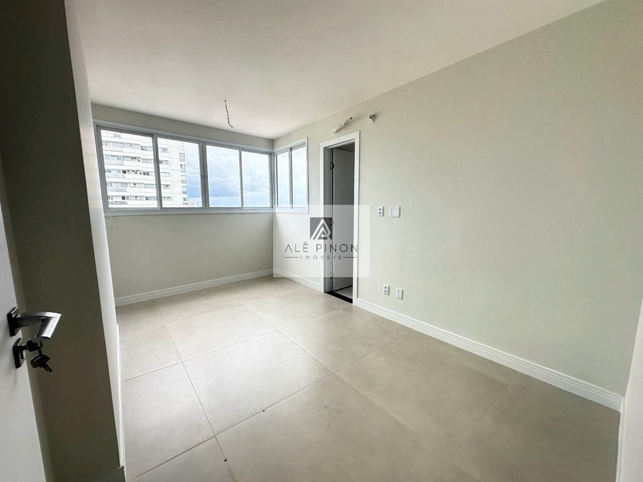 Apartamento de luxo à venda em Belém-PA, bairro Nazaré:4 suítes, 2 salas, 4 banheiros, 3 vagas, 170m².