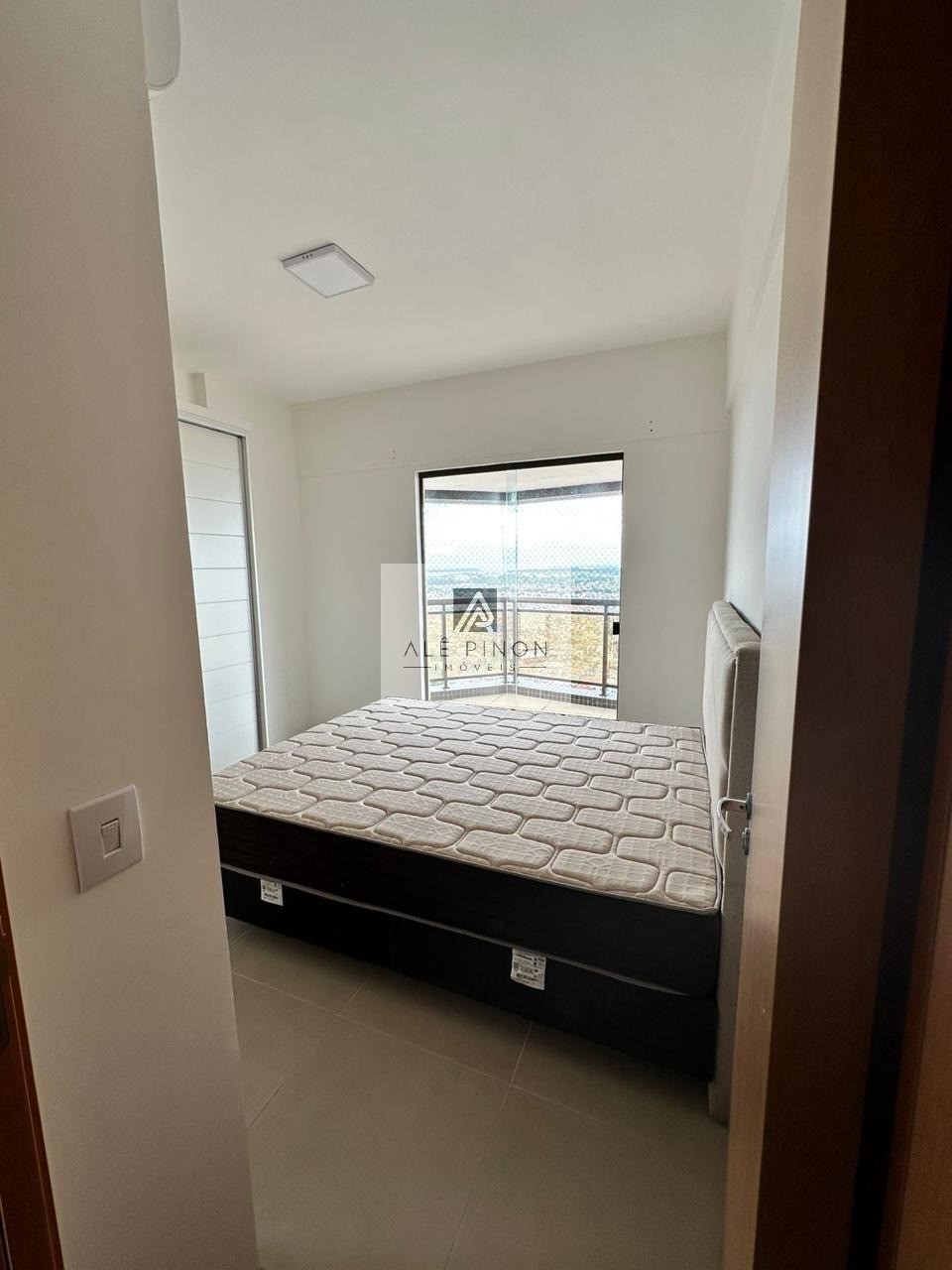 Espaçoso apartamento de 3 quartos com suíte e garagem em con