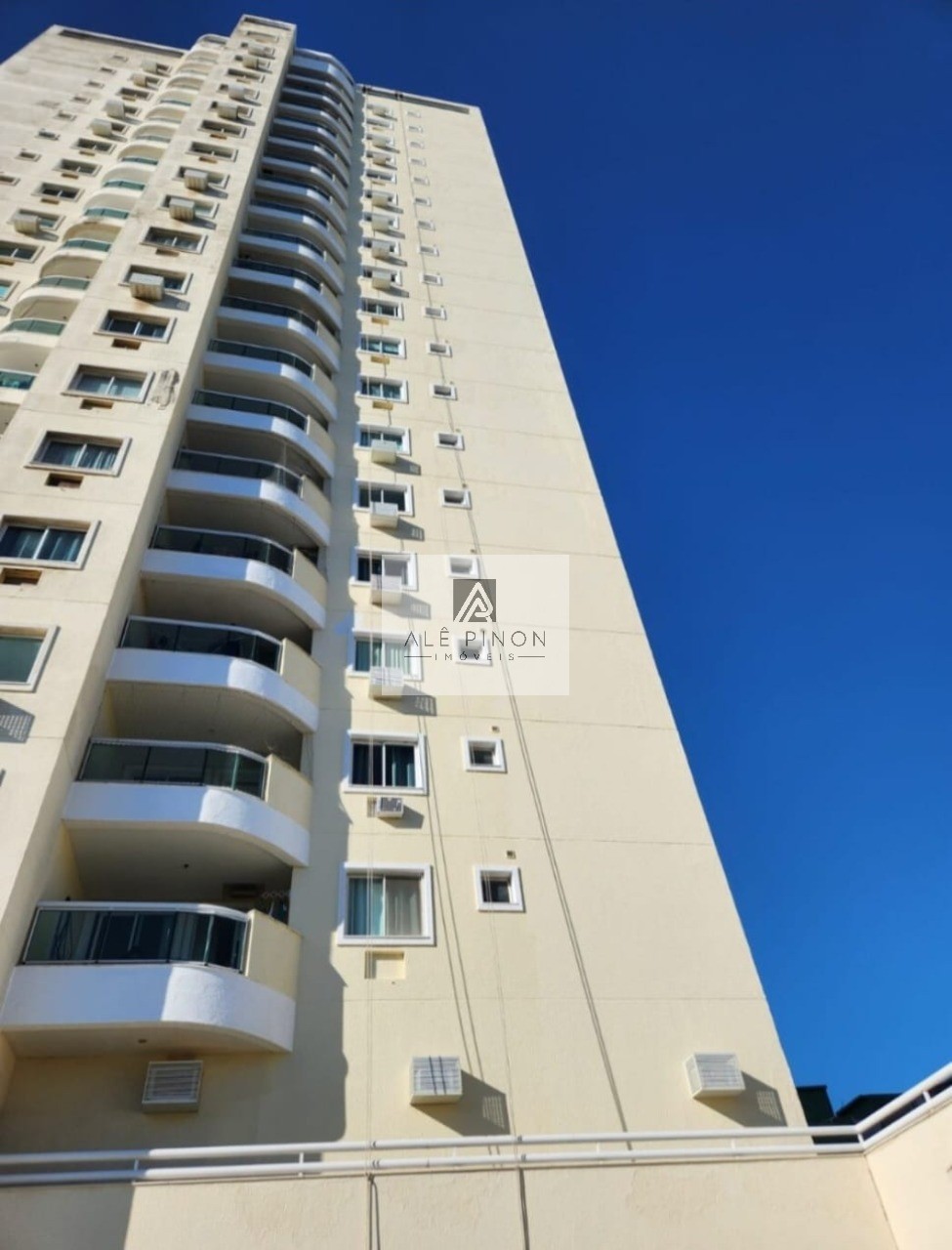 Oportunidade imperdível: Apartamento de luxo na Praia Campista, Macaé-RJ, com 3 quartos, 3 suítes e 145m²!
