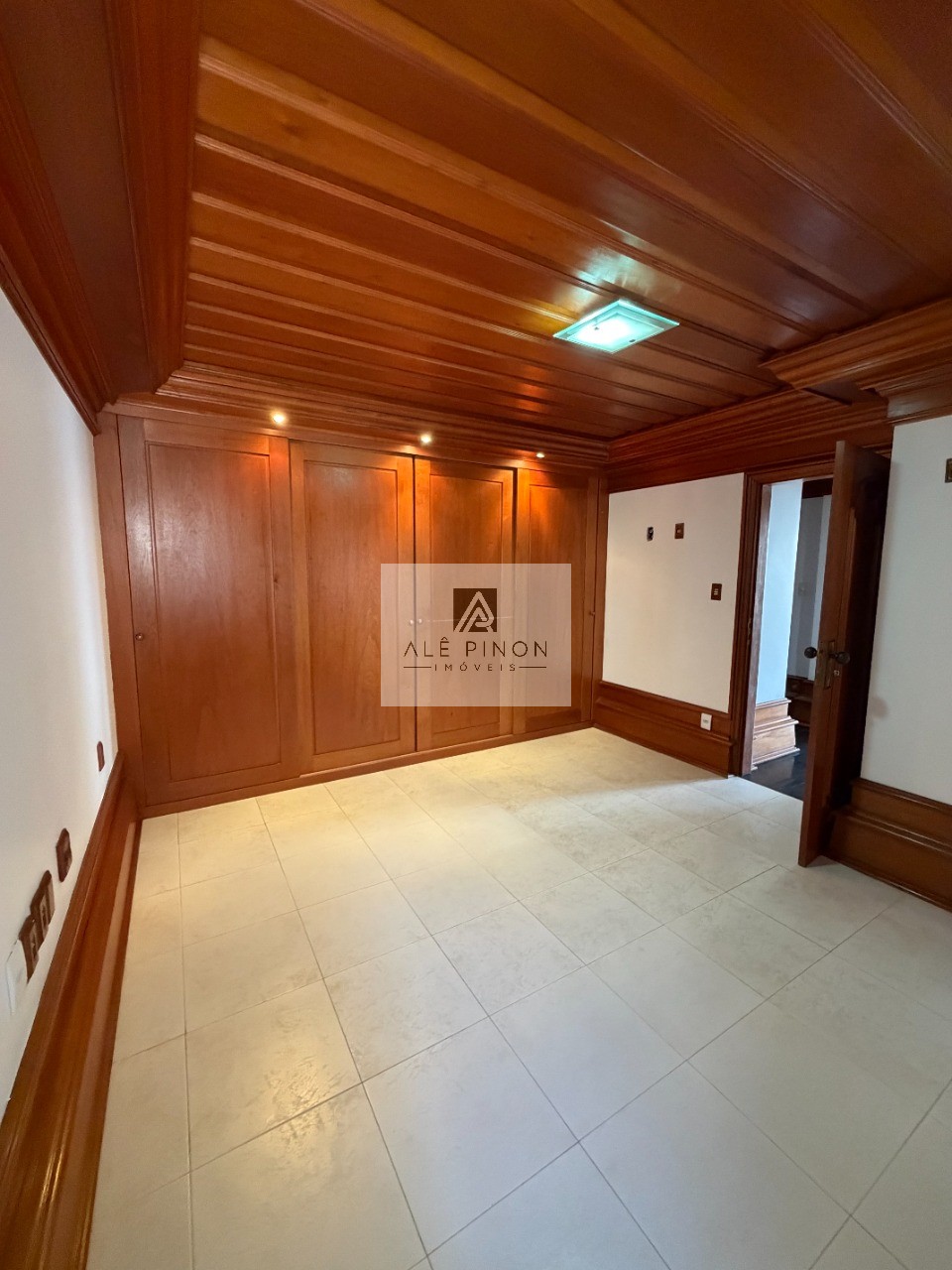 Apartamento de luxo no coração de Belém-PA: 4 quartos, 4 suítes, 4 salas, 6 banheiros, 3 vagas de garagem, 500m² de área no bairro Umarizal.