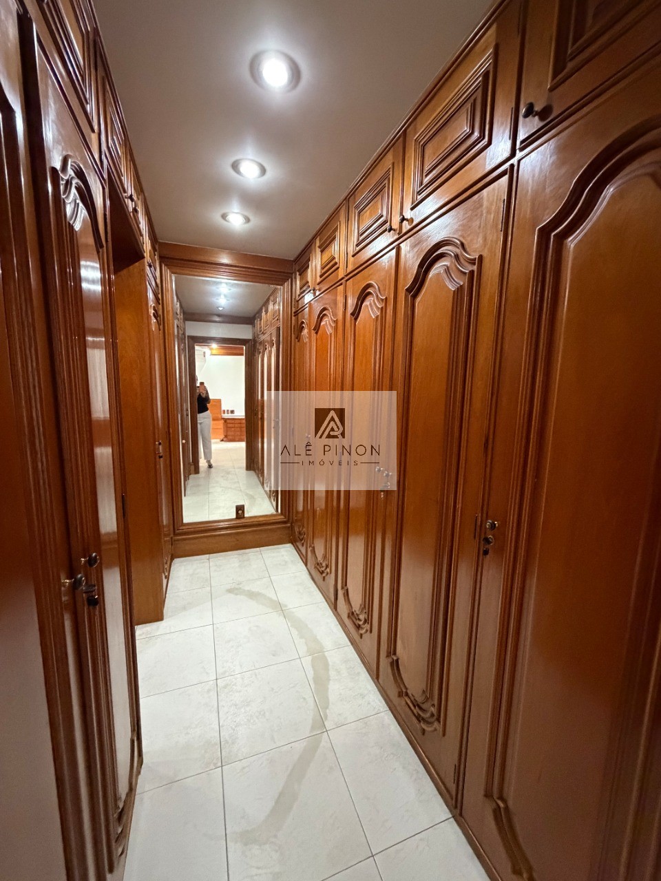 Apartamento de luxo no coração de Belém-PA: 4 quartos, 4 suítes, 4 salas, 6 banheiros, 3 vagas de garagem, 500m² de área no bairro Umarizal.