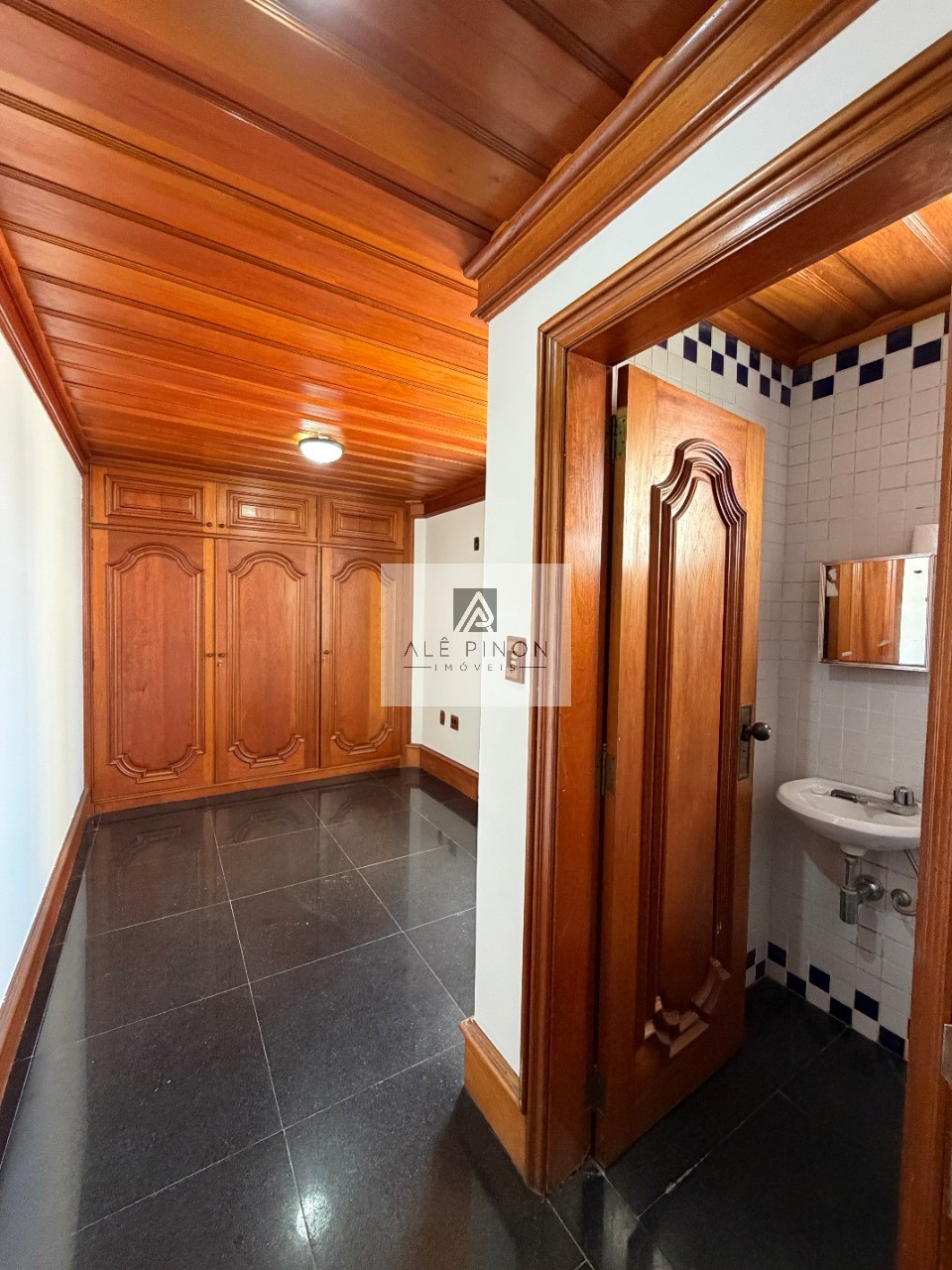 Apartamento de luxo no coração de Belém-PA: 4 quartos, 4 suítes, 4 salas, 6 banheiros, 3 vagas de garagem, 500m² de área no bairro Umarizal.