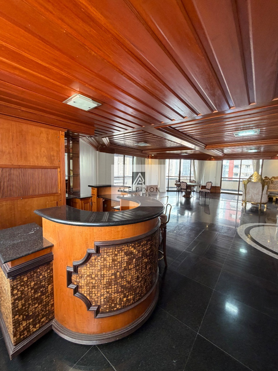 Apartamento de luxo no coração de Belém-PA: 4 quartos, 4 suítes, 4 salas, 6 banheiros, 3 vagas de garagem, 500m² de área no bairro Umarizal.