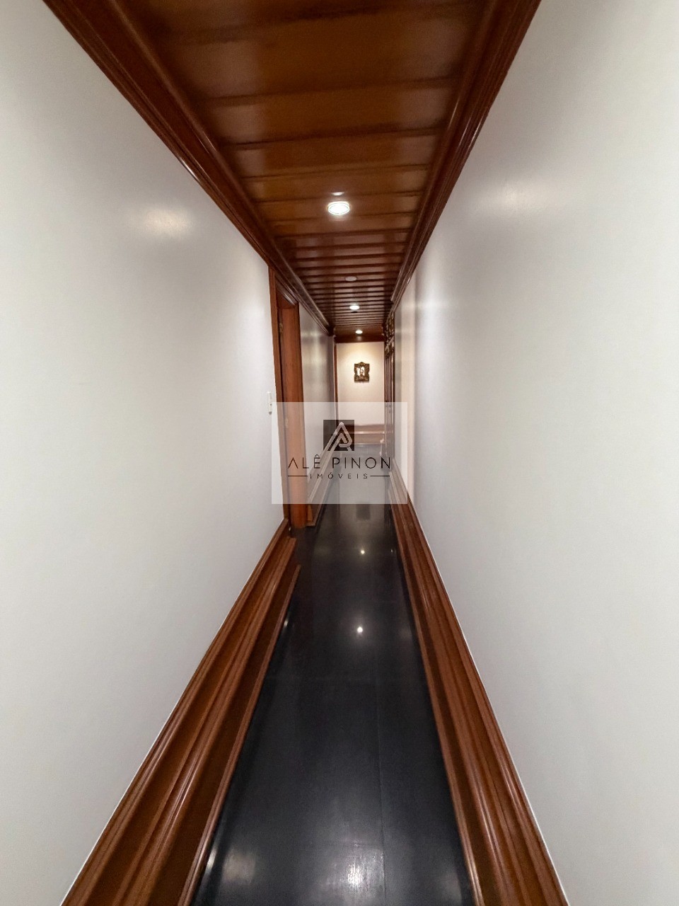 Apartamento de luxo no coração de Belém-PA: 4 quartos, 4 suítes, 4 salas, 6 banheiros, 3 vagas de garagem, 500m² de área no bairro Umarizal.