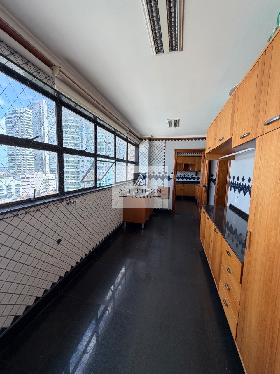 Apartamento de luxo no coração de Belém-PA: 4 quartos, 4 suítes, 4 salas, 6 banheiros, 3 vagas de garagem, 500m² de área no bairro Umarizal.