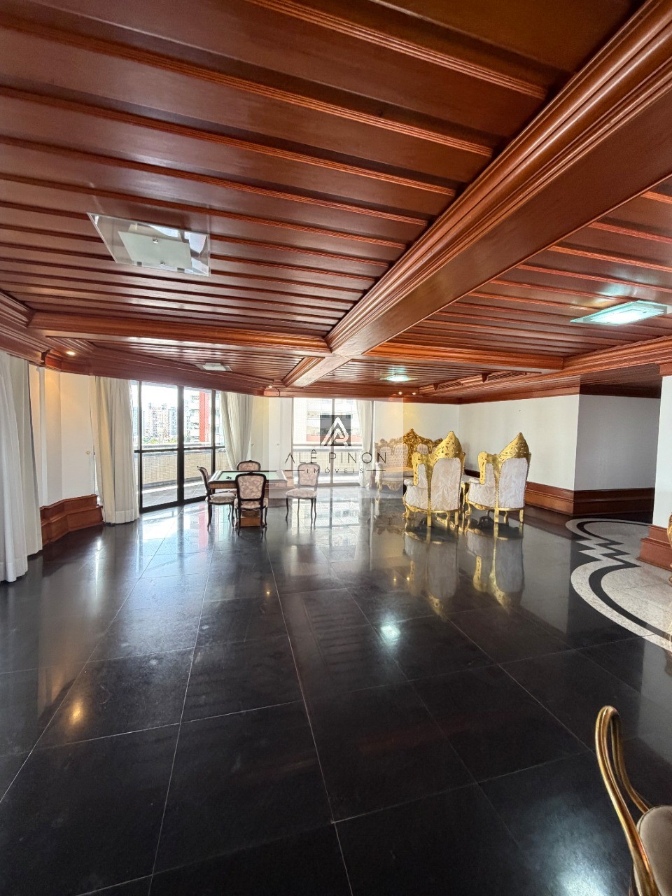 Apartamento de luxo no coração de Belém-PA: 4 quartos, 4 suítes, 4 salas, 6 banheiros, 3 vagas de garagem, 500m² de área no bairro Umarizal.