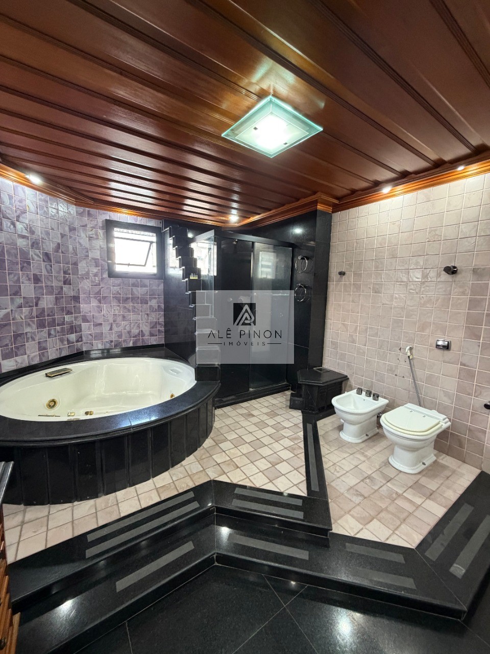 Apartamento de luxo no coração de Belém-PA: 4 quartos, 4 suítes, 4 salas, 6 banheiros, 3 vagas de garagem, 500m² de área no bairro Umarizal.