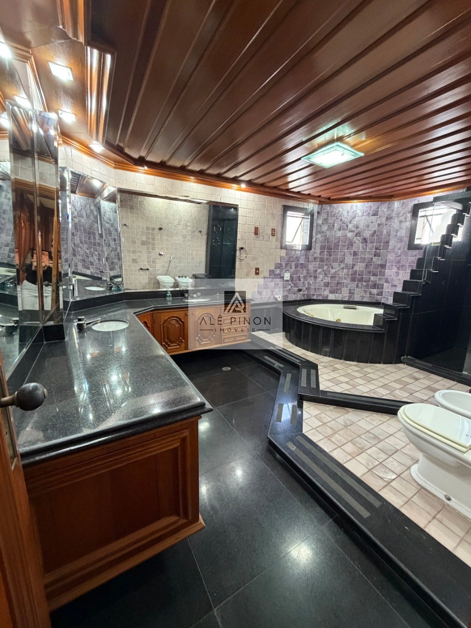 Apartamento de luxo no coração de Belém-PA: 4 quartos, 4 suítes, 4 salas, 6 banheiros, 3 vagas de garagem, 500m² de área no bairro Umarizal.