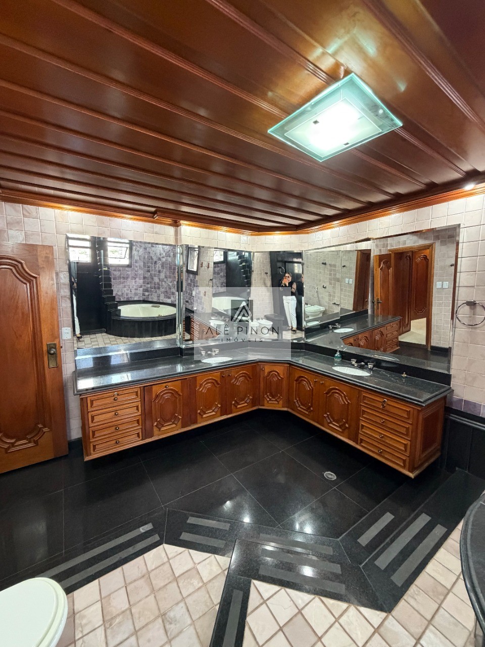 Apartamento de luxo no coração de Belém-PA: 4 quartos, 4 suítes, 4 salas, 6 banheiros, 3 vagas de garagem, 500m² de área no bairro Umarizal.