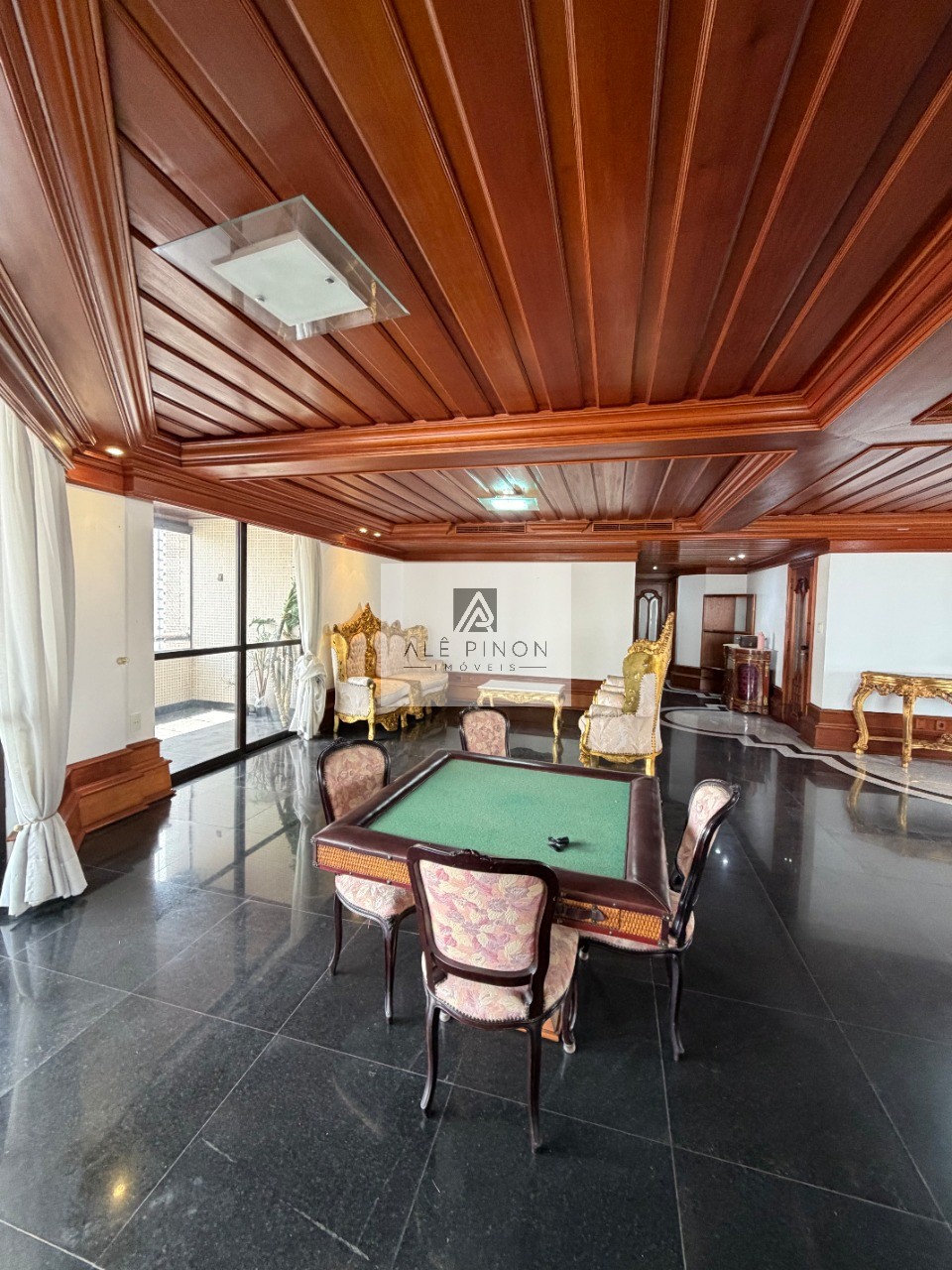 Apartamento de luxo no coração de Belém-PA: 4 quartos, 4 suítes, 4 salas, 6 banheiros, 3 vagas de garagem, 500m² de área no bairro Umarizal.