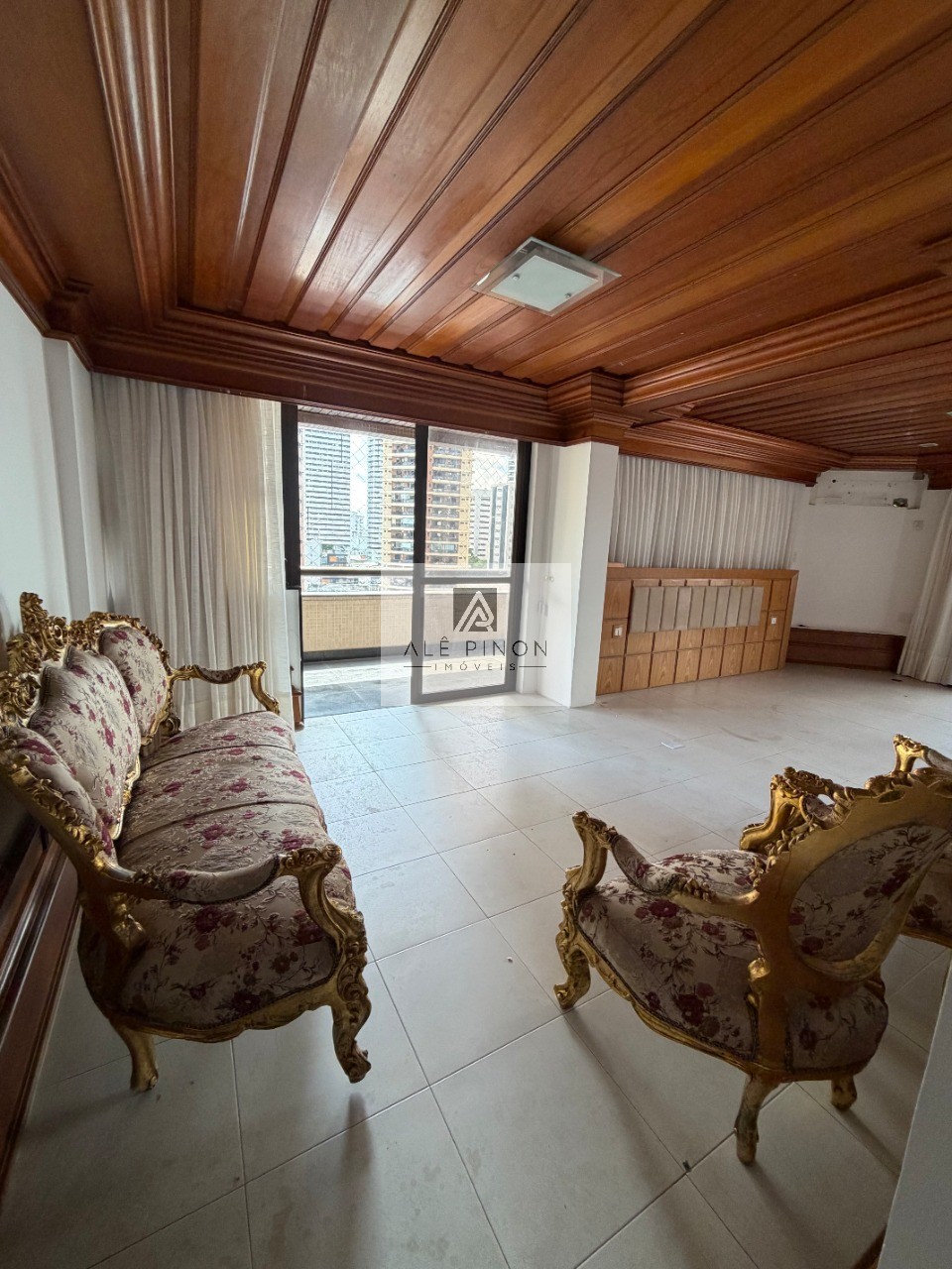 Apartamento de luxo no coração de Belém-PA: 4 quartos, 4 suítes, 4 salas, 6 banheiros, 3 vagas de garagem, 500m² de área no bairro Umarizal.