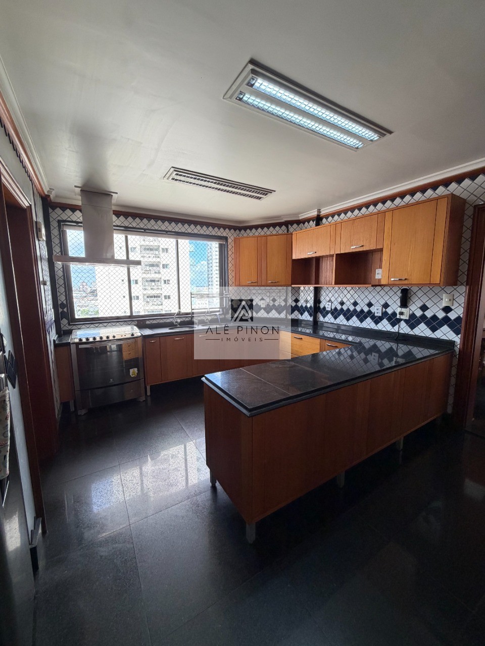 Apartamento de luxo no coração de Belém-PA: 4 quartos, 4 suítes, 4 salas, 6 banheiros, 3 vagas de garagem, 500m² de área no bairro Umarizal.