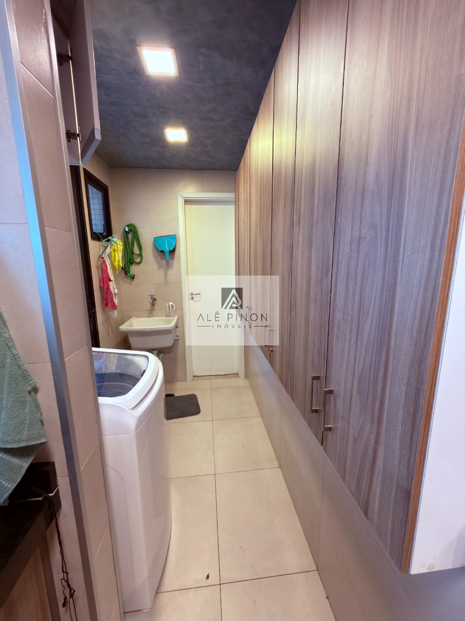 Belém-PA: Apartamento para locação no bairro Umarizal com 2 suítes, 2 salas e 2 vagas de garagem, 110m². Venha conferir!