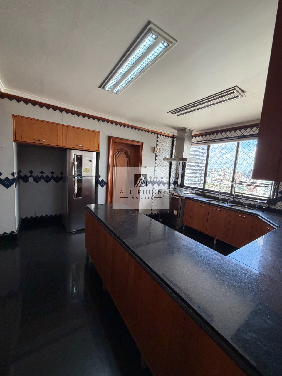 Apartamento de luxo no coração de Belém-PA: 4 quartos, 4 suítes, 4 salas, 6 banheiros, 3 vagas de garagem, 500m² de área no bairro Umarizal.