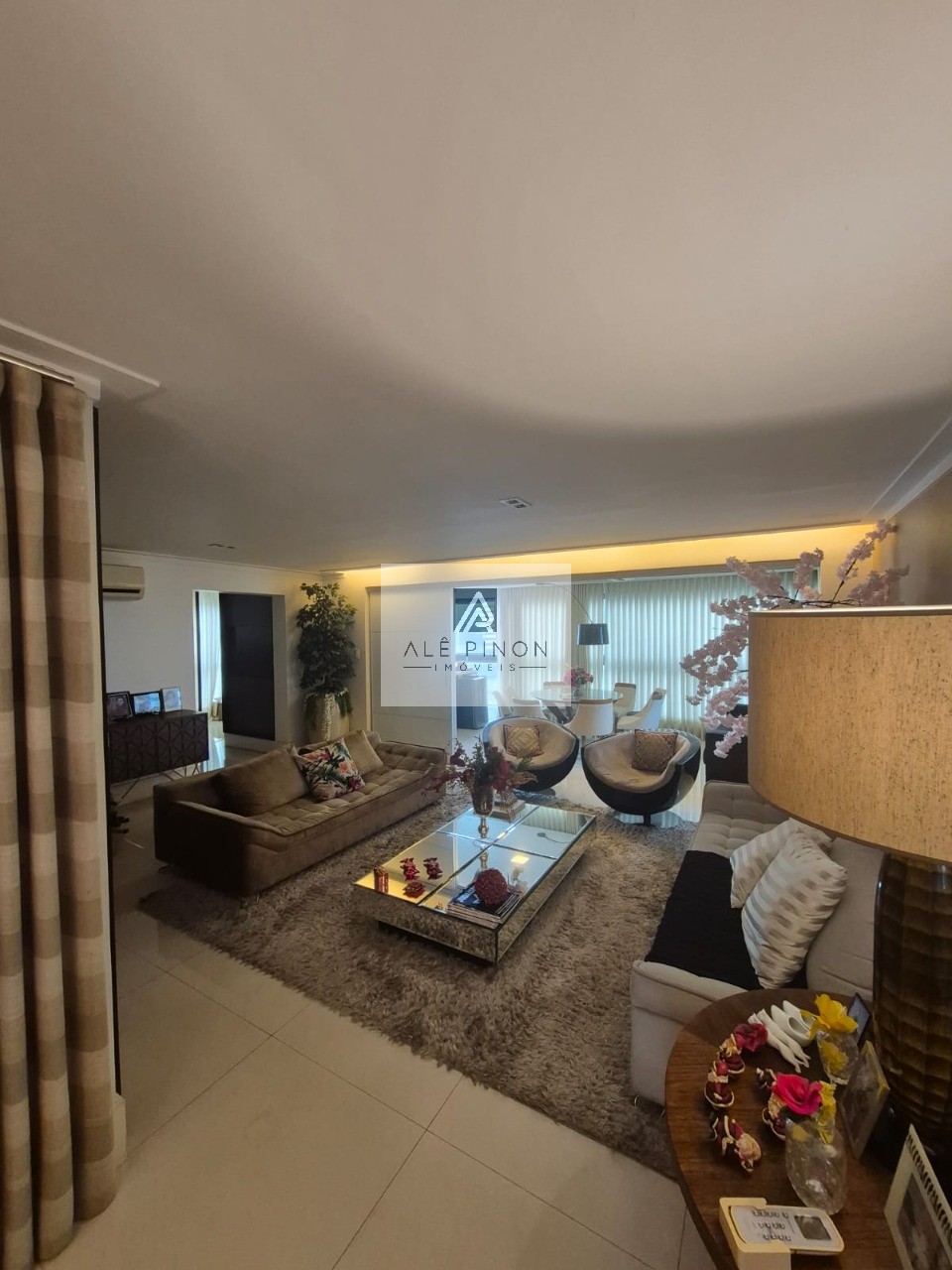 Apartamento à venda em Belém-PA, Umarizal: 4 quartos, 3 suítes, 3 salas, 6 banheiros, 3 vagas, 272m². Venha conhecer!